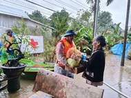 Vietnam Red Cross deploys emergency relief to flood-battered localities